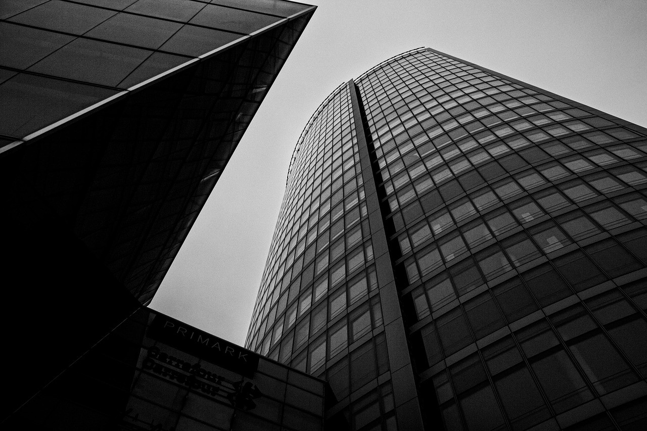 تصویر خبر: و خانه بسازند و زمین یارو از عقب سرم هن هن.